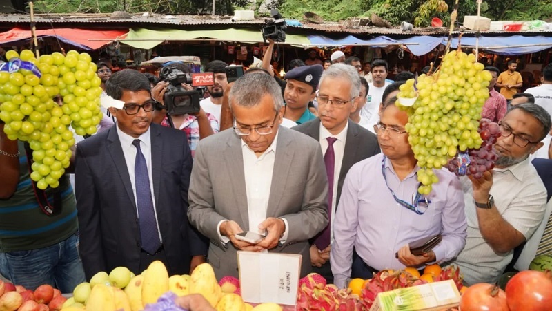 দুই পিস কমলা ২১৮ টাকায় কিনলেন গভর্নর, বিল দিলেন বাংলা কিউআরে