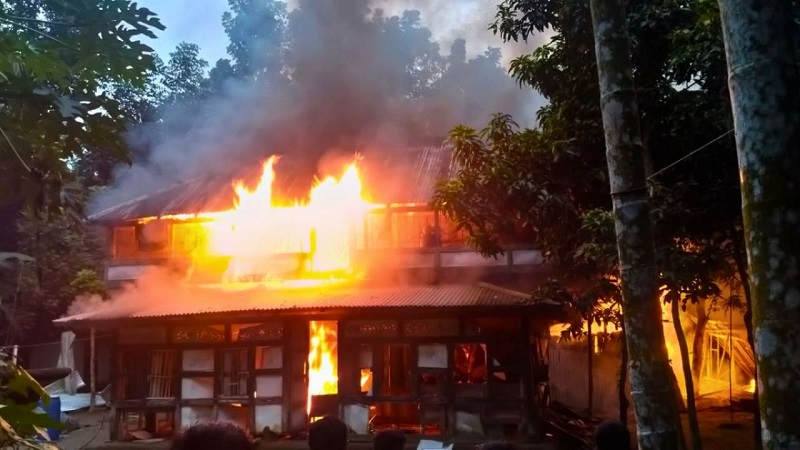 শিশুকে ধর্ষণচেষ্টা, জনতার ক্ষোভের আগুনে পুড়লো অভিযুক্তের বাড়ি