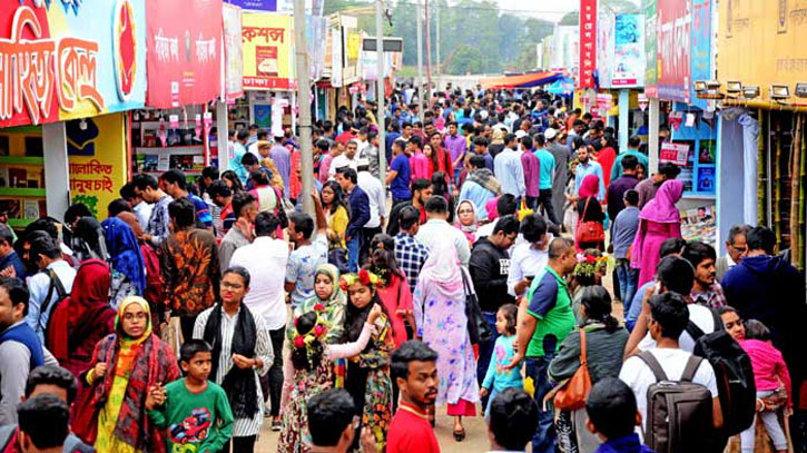 বইমেলার ভিড়ে খুশি প্রকাশকরা