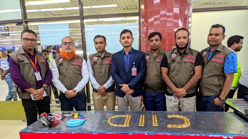 শাহজালালে বিমানকর্মীর জুতার ভেতর সাড়ে ৯ কেজি স্বর্ণ, আটক ২